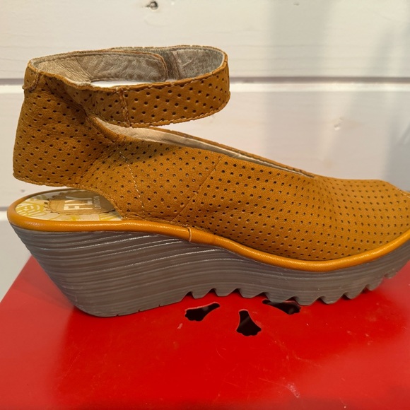 Fly London low heels. - Picture 3 of 4